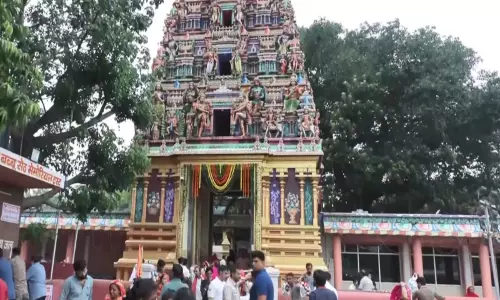 जयपुर में झारखंड महादेव मंदिर में उमड़ी भीड़ जयपुर में झारखंड महादेव मंदिर में उमड़ी भीड़
