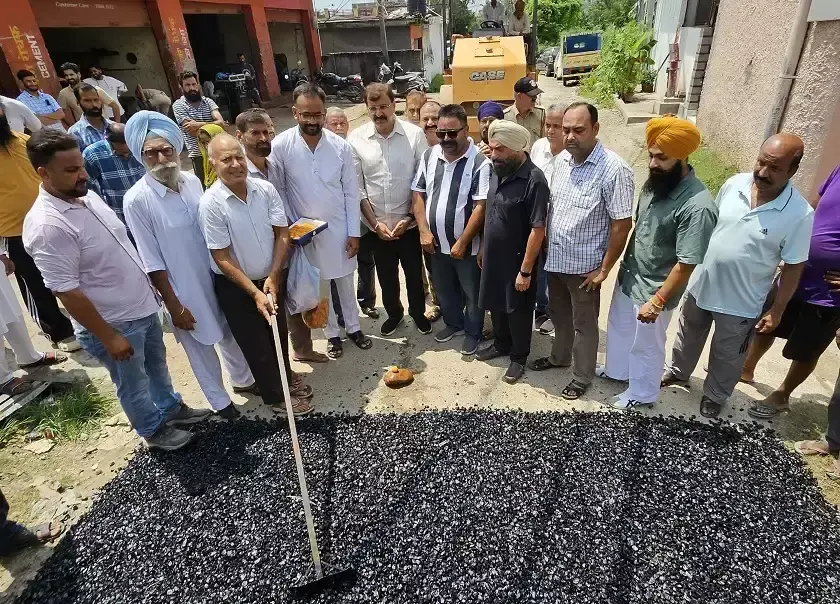Jammu: गुलामी चक-गोल गुजराल में ब्लैकटॉपिंग से सुधरेगी सड़क व्यवस्था Jammu: गुलामी चक-गोल गुजराल में ब्लैकटॉपिंग से सुधरेगी सड़क व्यवस्था