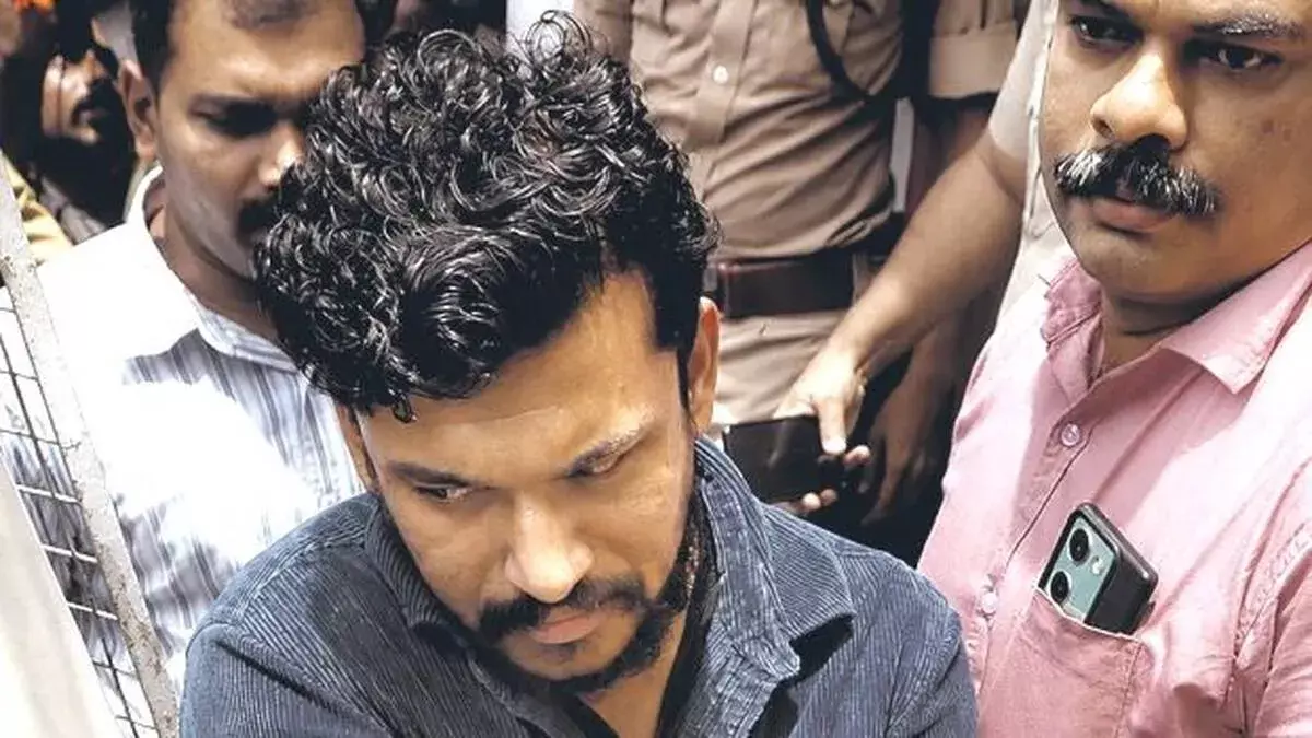 kerala: सुबह छापेमारी के बाद अर्जुन अयांकी गिरफ्तार kerala: सुबह छापेमारी के बाद अर्जुन अयांकी गिरफ्तार