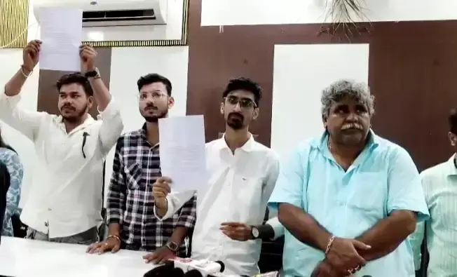 West Burdwan: पांडवेश्वर में बंगाल पक्ष के समर्थकों में नाराजगी, 50 ने इस्तीफे का किया ऐलान West Burdwan: पांडवेश्वर में बंगाल पक्ष के समर्थकों में नाराजगी, 50 ने इस्तीफे का किया ऐलान