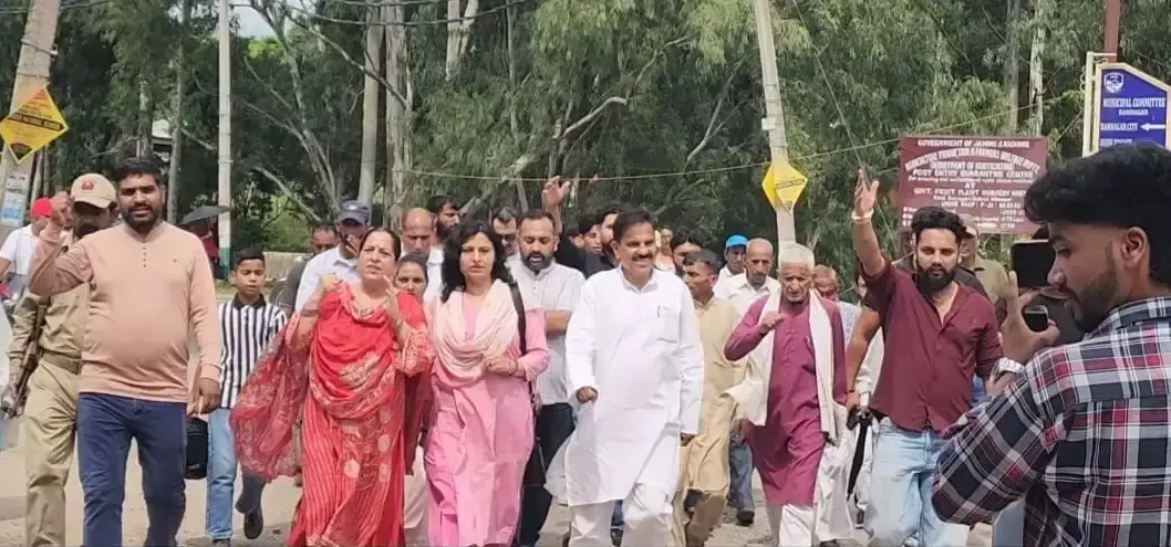 Jammu: रामनगर में पैंथर्स पार्टी का प्रदर्शन, चुनावी गड़बड़ियों पर कार्रवाई की मांग Jammu: रामनगर में पैंथर्स पार्टी का प्रदर्शन, चुनावी गड़बड़ियों पर कार्रवाई की मांग