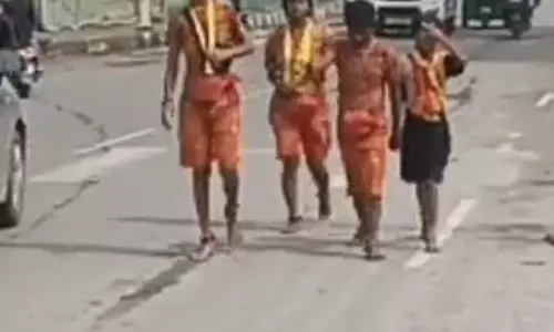 फीस के लिए कांवड़ उठा निकले चार भाई-बहन फीस के लिए कांवड़ उठा निकले चार भाई-बहन