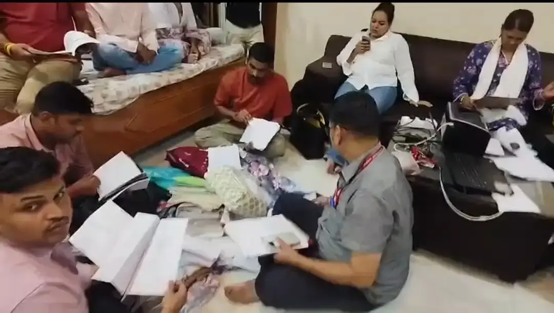 Jabalpur: आय से 543 गुना अधिक संपत्ति का खुलासा, लोकायुक्त की कार्रवाई से मचा हड़कंप Jabalpur: आय से 543 गुना अधिक संपत्ति का खुलासा, लोकायुक्त की कार्रवाई से मचा हड़कंप