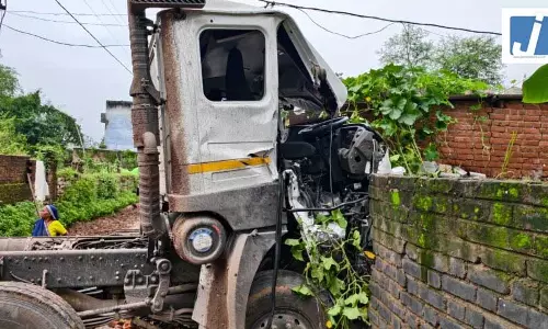 ट्रक और ट्रैक्टर की जोरदार भिड़ंत, घर में ट्रक घुसने से मची अफरा-तफरी