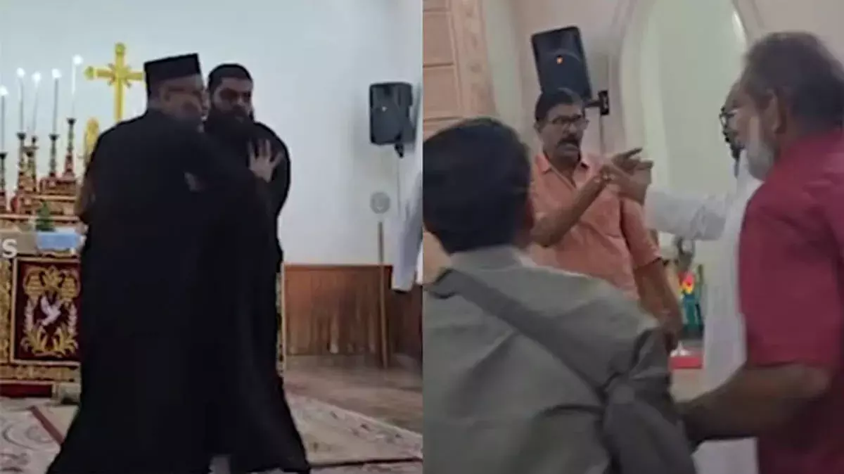 kerala: पिरामाडोम चर्च में भिड़े पादरी और श्रद्धालु, 3 घायल kerala: पिरामाडोम चर्च में भिड़े पादरी और श्रद्धालु, 3 घायल