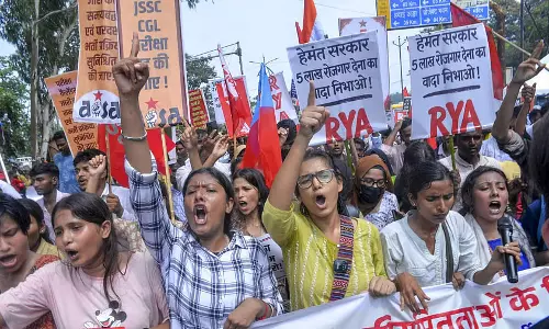 झारखंड में भर्ती परीक्षाओं को लेकर सरकार और छात्रों में गतिरोध कायम झारखंड में भर्ती परीक्षाओं को लेकर सरकार और छात्रों में गतिरोध कायम