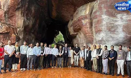 बारिश में भीमबेटका पहुंचे BRICS प्रतिनिधि बारिश में भीमबेटका पहुंचे BRICS प्रतिनिधि