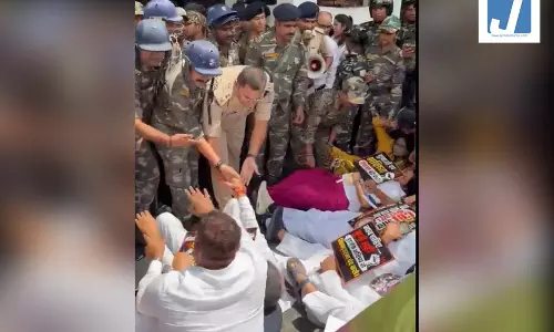 झारखंड: भाजपा विधायकों और कार्यकर्ताओं ने किया सीएम आवास का घेराव, पुलिस ने हिरासत में लिया झारखंड: भाजपा विधायकों और कार्यकर्ताओं ने किया सीएम आवास का घेराव, पुलिस ने हिरासत में लिया