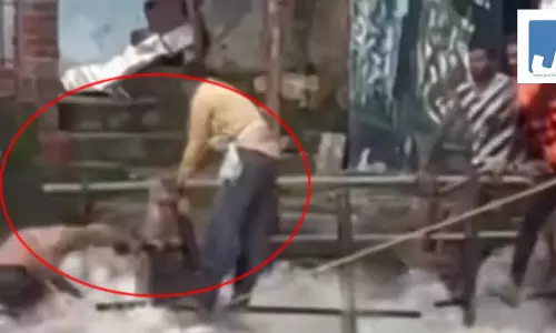 मौत को दावत! धमतरी जलप्रपात के तेज बहाव में फंसे युवक, रेलिंग पकड़कर बचाई जान मौत को दावत! धमतरी जलप्रपात के तेज बहाव में फंसे युवक, रेलिंग पकड़कर बचाई जान