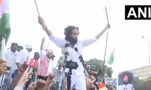 विधानसभा की ओर आगे बढ़ रहे हजारों छात्र, स्ट्रेचर पर पहुंचे देवेंद्र महतो को छात्रों ने कंधे पर उठाया, VIDEO