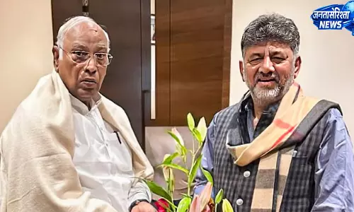 कर्नाटक कैबिनेट में फेरबदल के संकेत, खड़गे से मिले शिवकुमार कर्नाटक कैबिनेट में फेरबदल के संकेत, खड़गे से मिले शिवकुमार
