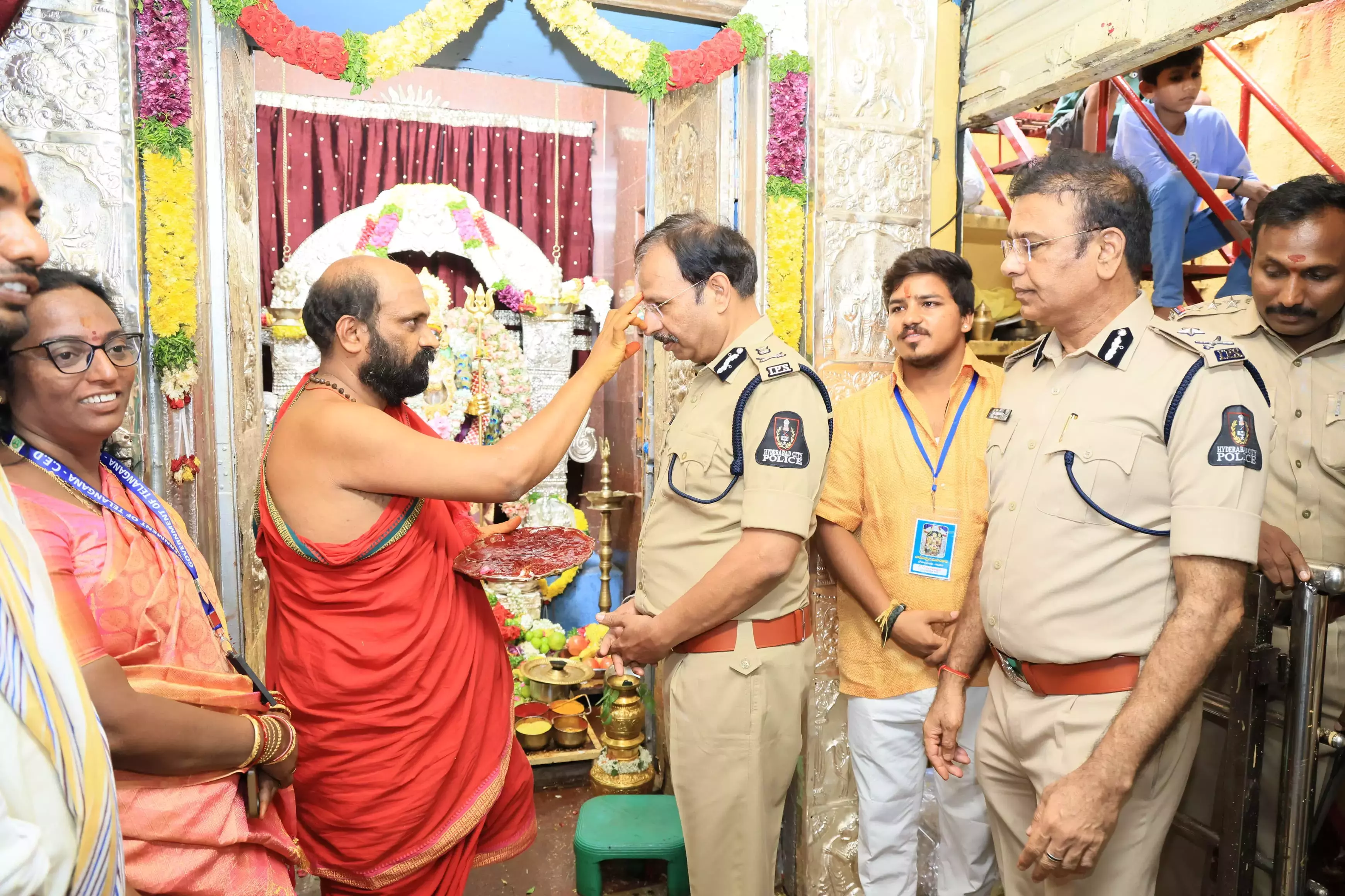 Telangana: सज्जनार ने लालदरवाजा मंदिर में बोनालु सुरक्षा का निरीक्षण किया Telangana: सज्जनार ने लालदरवाजा मंदिर में बोनालु सुरक्षा का निरीक्षण किया