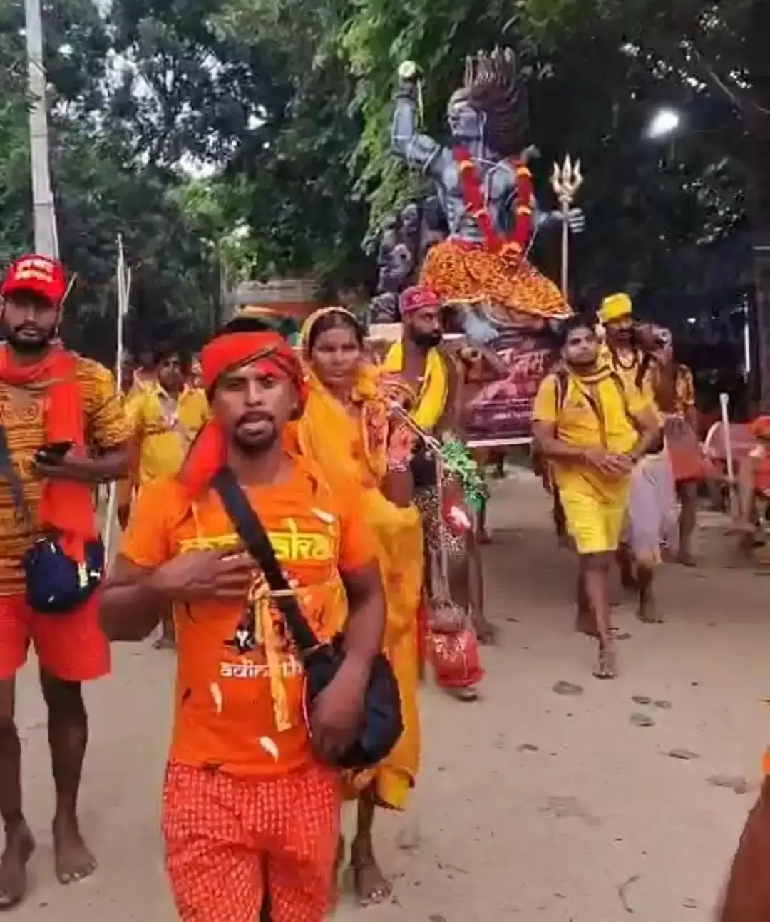 Bhagalpur: देवघर मार्ग पर अनोखी कांवड़ का जलवा, 150 किलो की महाकाल कांवड़ ने खींचा ध्यान Bhagalpur: देवघर मार्ग पर अनोखी कांवड़ का जलवा, 150 किलो की महाकाल कांवड़ ने खींचा ध्यान