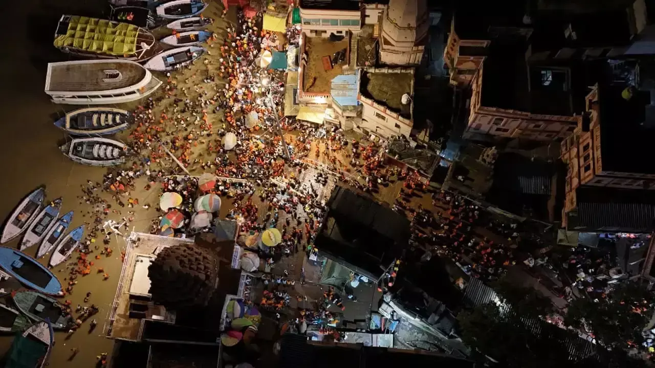 Varanasi: काशी विश्वनाथ में उमड़ी भारी भीड़, हर-हर महादेव के जयकारों से गूंजा धाम Varanasi: काशी विश्वनाथ में उमड़ी भारी भीड़, हर-हर महादेव के जयकारों से गूंजा धाम
