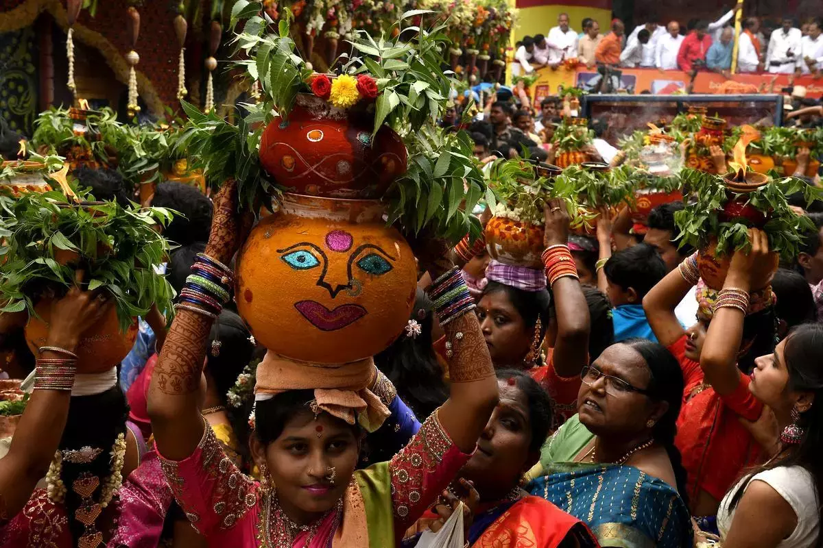 Telangana: पुराने शहर में घटम जुलूस के साथ बोनालू उत्सव का समापन होगा Telangana: पुराने शहर में घटम जुलूस के साथ बोनालू उत्सव का समापन होगा