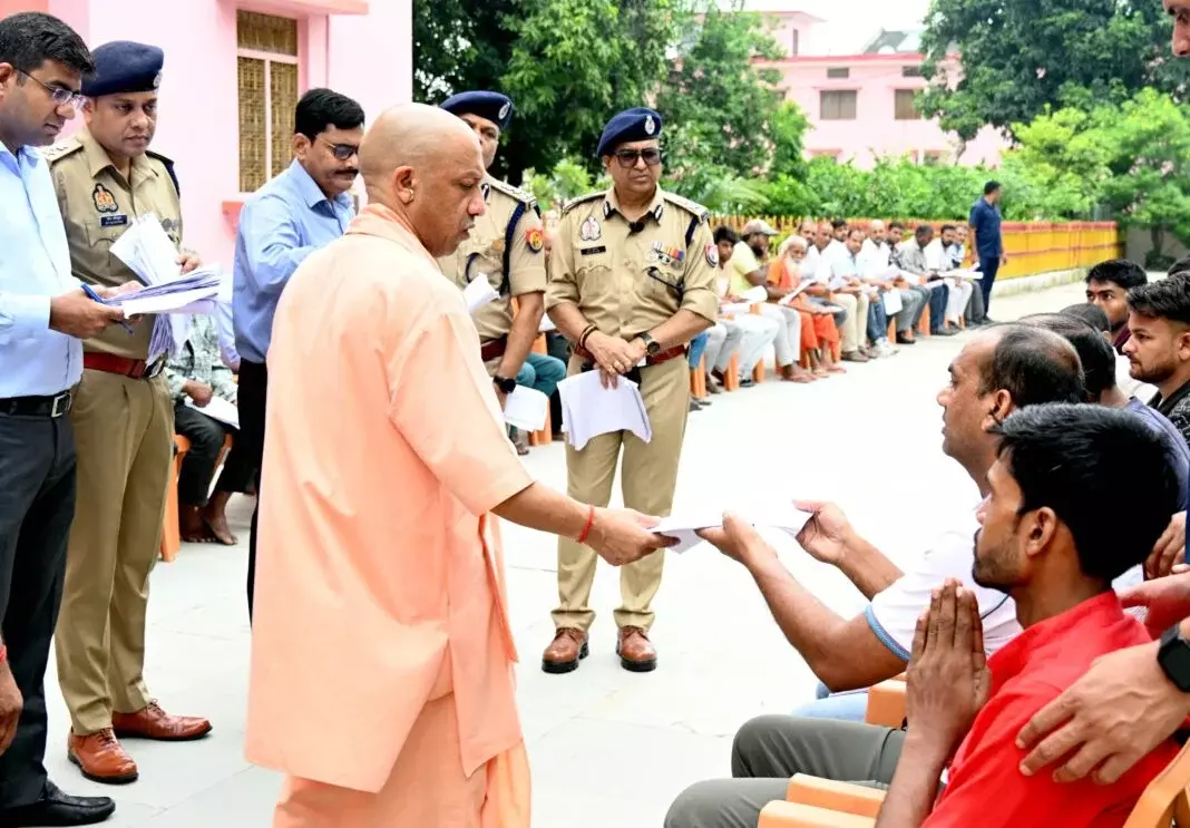 Gorakhpur: सीएम योगी ने जनता दर्शन में सुनीं फरियादें, अधिकारियों को त्वरित कार्रवाई के निर्देश Gorakhpur: सीएम योगी ने जनता दर्शन में सुनीं फरियादें, अधिकारियों को त्वरित कार्रवाई के निर्देश