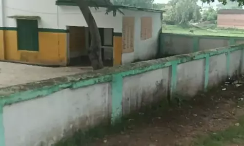 आवारा कुत्ते के हमले में छात्र की मौत के बाद स्कूलों की सुरक्षा को लेकर सतर्क हुआ प्रशासन आवारा कुत्ते के हमले में छात्र की मौत के बाद स्कूलों की सुरक्षा को लेकर सतर्क हुआ प्रशासन