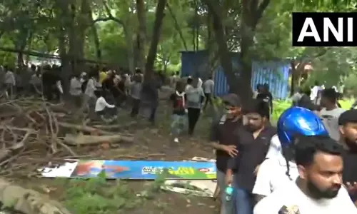 विधानसभा परिसर में बैठे प्रदर्शनकारी...छात्रों पर लाठीचार्ज, खदेड़ रही पुलिस