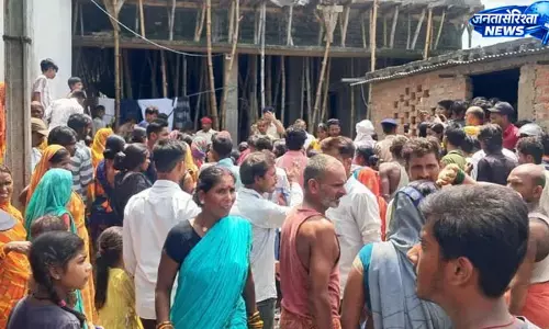 एंबुलेंस नहीं मिली तो ट्रैक्टर से अस्पताल ले जा रहे थे, नदी में फंसा वाहन एंबुलेंस नहीं मिली तो ट्रैक्टर से अस्पताल ले जा रहे थे, नदी में फंसा वाहन