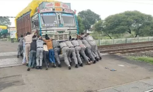 सागर में ट्रैक पर फंसा ट्रक, टला हादसा