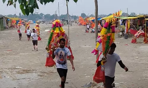 Farrukhabad: पांचाल घाट पर गूंजे हर-हर महादेव के जयकारे, उमड़ा कांवड़ियों का सैलाब