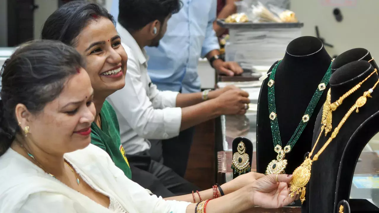मजबूत वैश्विक संकेतों के बीच सोना और चांदी 1% से ज़्यादा चढ़े