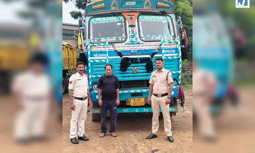 ओडिशा से आ रहा था अवैध स्क्रैप, पुलिस ने नाकेबंदी कर ट्रक पकड़ा ओडिशा से आ रहा था अवैध स्क्रैप, पुलिस ने नाकेबंदी कर ट्रक पकड़ा