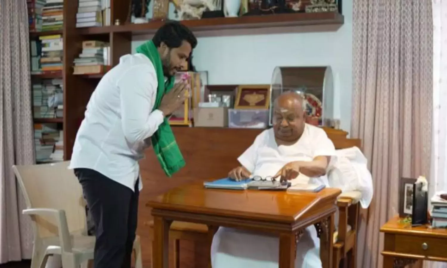 Karnataka: पूर्व प्रधानमंत्री देवेगौड़ा ने बिदादी परियोजना के खिलाफ मार्च में भाग लिया Karnataka: पूर्व प्रधानमंत्री देवेगौड़ा ने बिदादी परियोजना के खिलाफ मार्च में भाग लिया