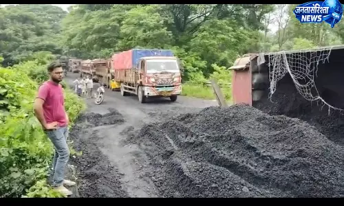 कोयले से लदा ट्रक पलटा, ओडिशा-आंध्र रूट पर छह घंटे से अधिक यातायात बाधित कोयले से लदा ट्रक पलटा, ओडिशा-आंध्र रूट पर छह घंटे से अधिक यातायात बाधित