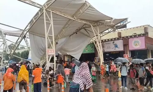 राउरकेला रेलवे स्टेशन पर नया शेड भरभराकर गिरा, कार और टेम्पो क्षतिग्रस्त