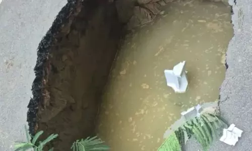 दयालबाग में सड़क धंसी, हादसा टला दयालबाग में सड़क धंसी, हादसा टला