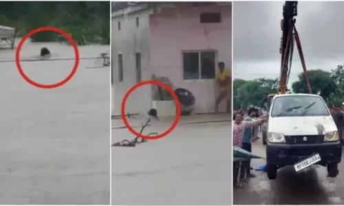 झिरी नाले में बही कार, 11 लोग सवार