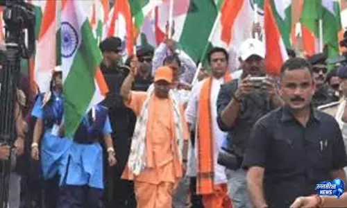 CM Yogi आगे युवाओं का हुजूम पीछे गोरखपुर में दिखा देशभक्ति का जोश CM Yogi आगे युवाओं का हुजूम पीछे गोरखपुर में दिखा देशभक्ति का जोश