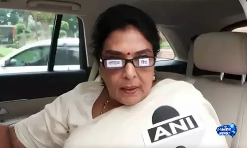संसद में मोदिया बिंद चश्मे के साथ पहुंचीं रेणुका चौधरी बीजेपी पर साधा निशाना संसद में मोदिया बिंद चश्मे के साथ पहुंचीं रेणुका चौधरी बीजेपी पर साधा निशाना