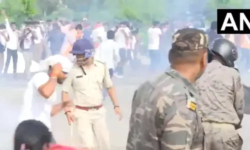 नहीं हटे छात्र, पुलिस ने दागे आंसू गैस के गोले, विधानसभा के एकदम करीब पहुंचे प्रदर्शनकारी