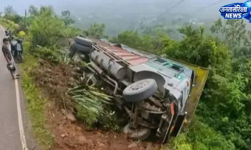 मकान पर गिरा सीमेंट लदा ट्रक, परिवार सुरक्षित मकान पर गिरा सीमेंट लदा ट्रक, परिवार सुरक्षित