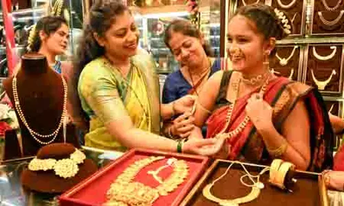 त्योहारी मांग और मजबूत वैश्विक संकेतों से चमका सोना-चांदी, एक हफ्ते में सोना 8,600 रुपए और चांदी 15,000 रुपए से ज्यादा महंगी त्योहारी मांग और मजबूत वैश्विक संकेतों से चमका सोना-चांदी, एक हफ्ते में सोना 8,600 रुपए और चांदी 15,000 रुपए से ज्यादा महंगी