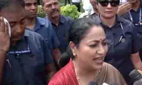 दिल्ली: सीएम से मिलकर महिलाएं हुईं भावुक; विद्या वाहिनी योजना के तहत बांटी साइकिलें