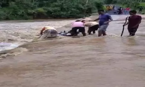 उफनते नाले में बाइक लेकर उतरा बुजुर्ग, बाल-बाल बची जान उफनते नाले में बाइक लेकर उतरा बुजुर्ग, बाल-बाल बची जान