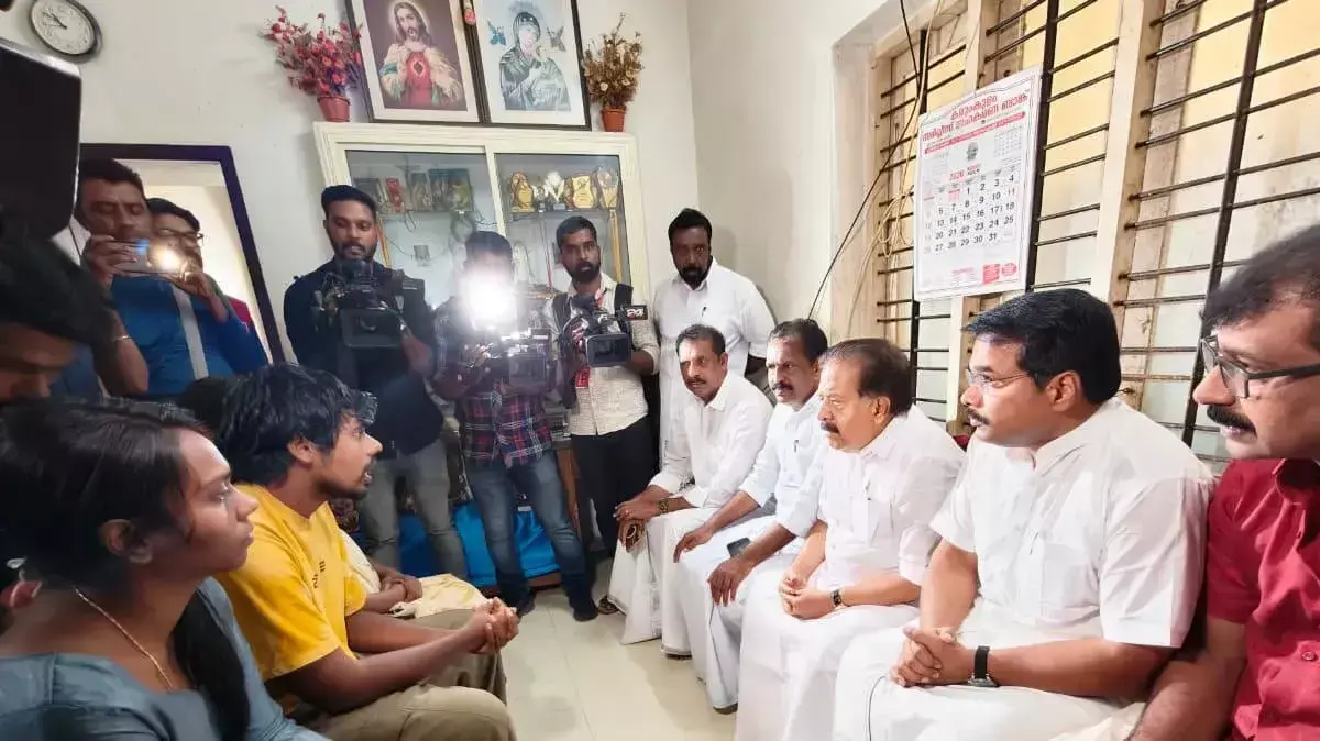kerala: 11वें दिन जॉन के घर पहुंचे मंत्री, जल्द समाधान का किया वादा kerala: 11वें दिन जॉन के घर पहुंचे मंत्री, जल्द समाधान का किया वादा