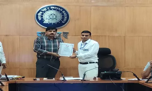 रेल संरक्षा में उत्कृष्ट कार्य करने वाले 8 कर्मचारियों का सम्मान रेल संरक्षा में उत्कृष्ट कार्य करने वाले 8 कर्मचारियों का सम्मान