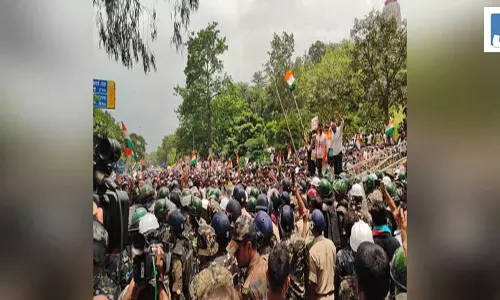 7 घंटे से सड़क पर डटे हैं हजारों छात्र, वाटर कैनन, लाठीचार्ज और आंसू गैस के बाद भी नहीं टूटा हौसला 7 घंटे से सड़क पर डटे हैं हजारों छात्र, वाटर कैनन, लाठीचार्ज और आंसू गैस के बाद भी नहीं टूटा हौसला