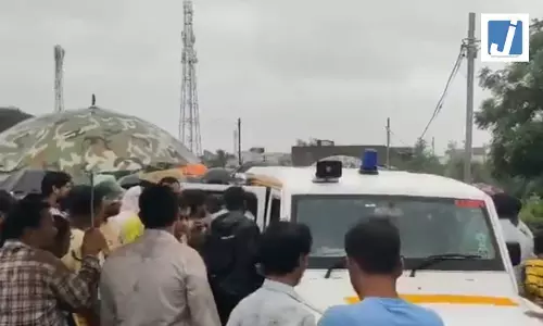 नाले में बही यात्रियों से भरी ईको, 9 की मौत 2 को बचाया गया नाले में बही यात्रियों से भरी ईको, 9 की मौत 2 को बचाया गया