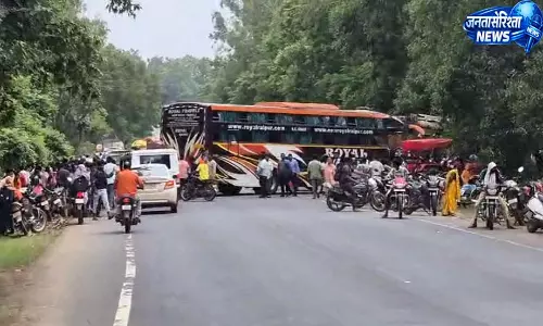 CG BREAKING: रॉयल बस और ट्रक में जोरदार टक्कर, 12 यात्री गंभीर CG BREAKING: रॉयल बस और ट्रक में जोरदार टक्कर, 12 यात्री गंभीर