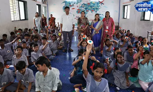 ठाणे के स्कूलों में ‘हर घर तिरंगा’ अभियान के तहत बच्चों ने बनाई तिरंगा राखी ठाणे के स्कूलों में ‘हर घर तिरंगा’ अभियान के तहत बच्चों ने बनाई तिरंगा राखी