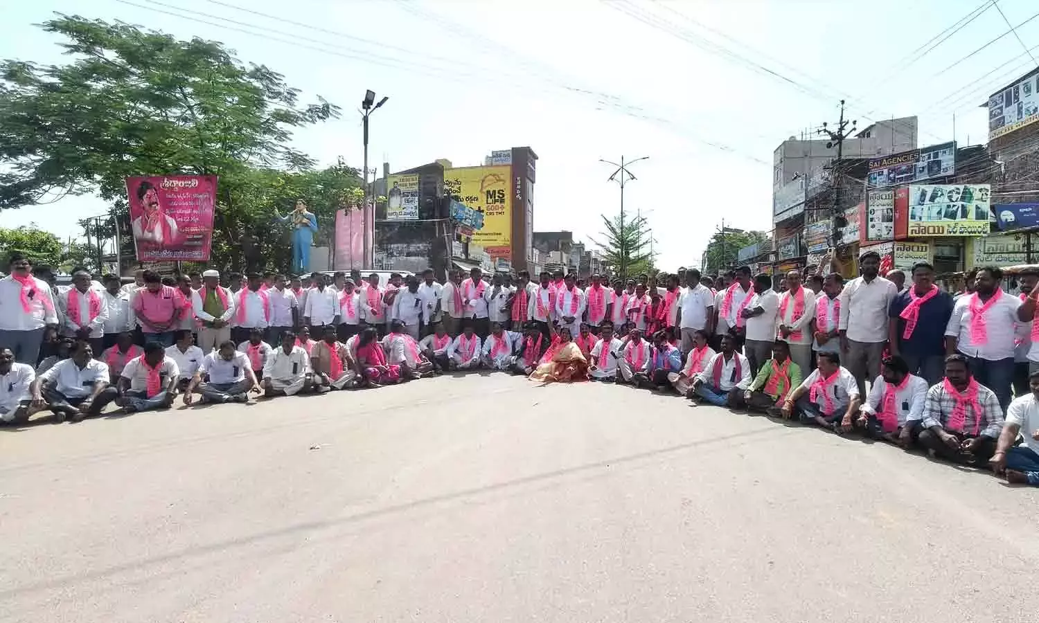 BRS द्वारा पेड्डी प्रतिमा मंच को तोड़े जाने का विरोध करने से नरसंपेट में तनाव BRS द्वारा पेड्डी प्रतिमा मंच को तोड़े जाने का विरोध करने से नरसंपेट में तनाव