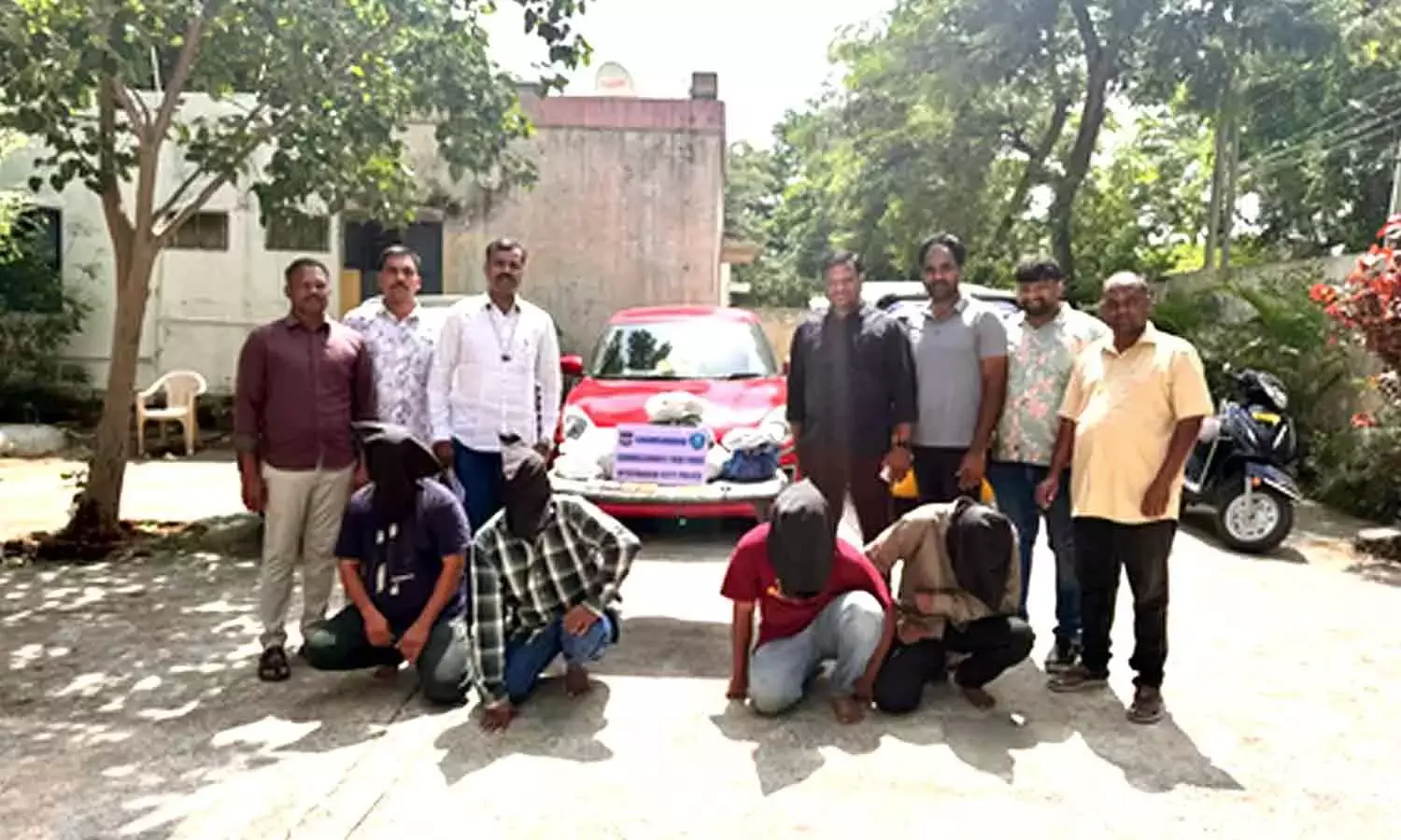 हैदराबाद में छिपे हुए खजाने का पता लगाने का वादा कर धोखाधड़ी करने के आरोप में चार लोग गिरफ्तार हैदराबाद में छिपे हुए खजाने का पता लगाने का वादा कर धोखाधड़ी करने के आरोप में चार लोग गिरफ्तार