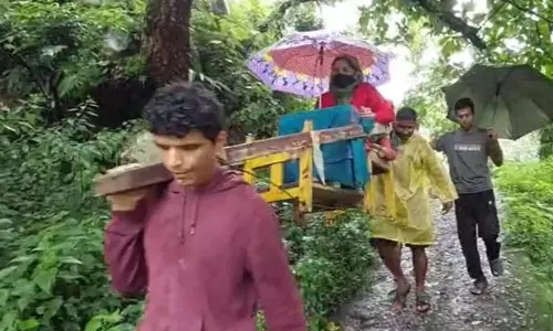 सड़क नहीं होने से चार किमी डोली में पहुंचाई गई बीमार महिला