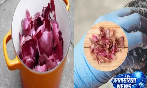 रूखे बेजान बालों के लिए ट्राई करें प्याज के छिलकों का ये पैक