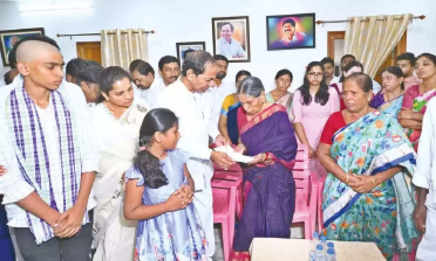 KCR ने पेद्दी सुदर्शन रेड्डी के परिजनों को सांत्वना दी, 2.25 करोड़ रुपये की सहायता सौंपी KCR ने पेद्दी सुदर्शन रेड्डी के परिजनों को सांत्वना दी, 2.25 करोड़ रुपये की सहायता सौंपी